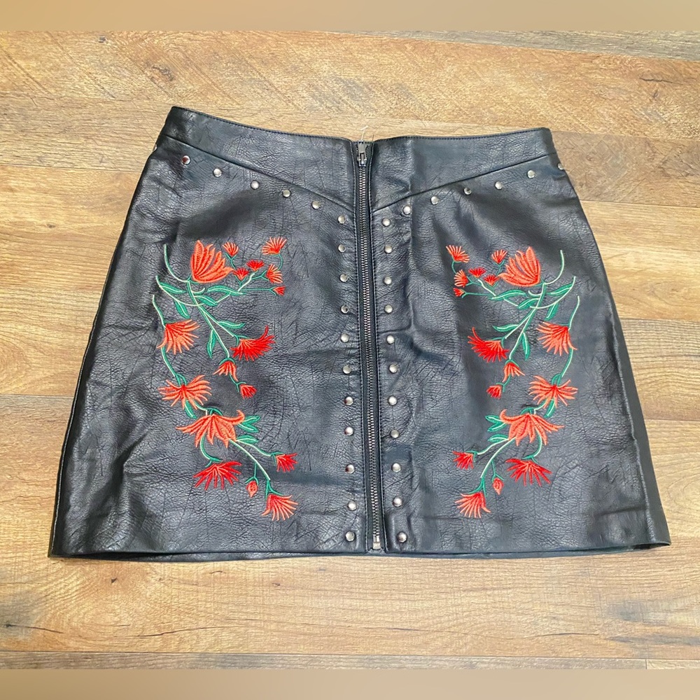 🖤 ♠️FASHION NOVA, LEATHER SKIRT- BLACK SIZE L🖤♠️